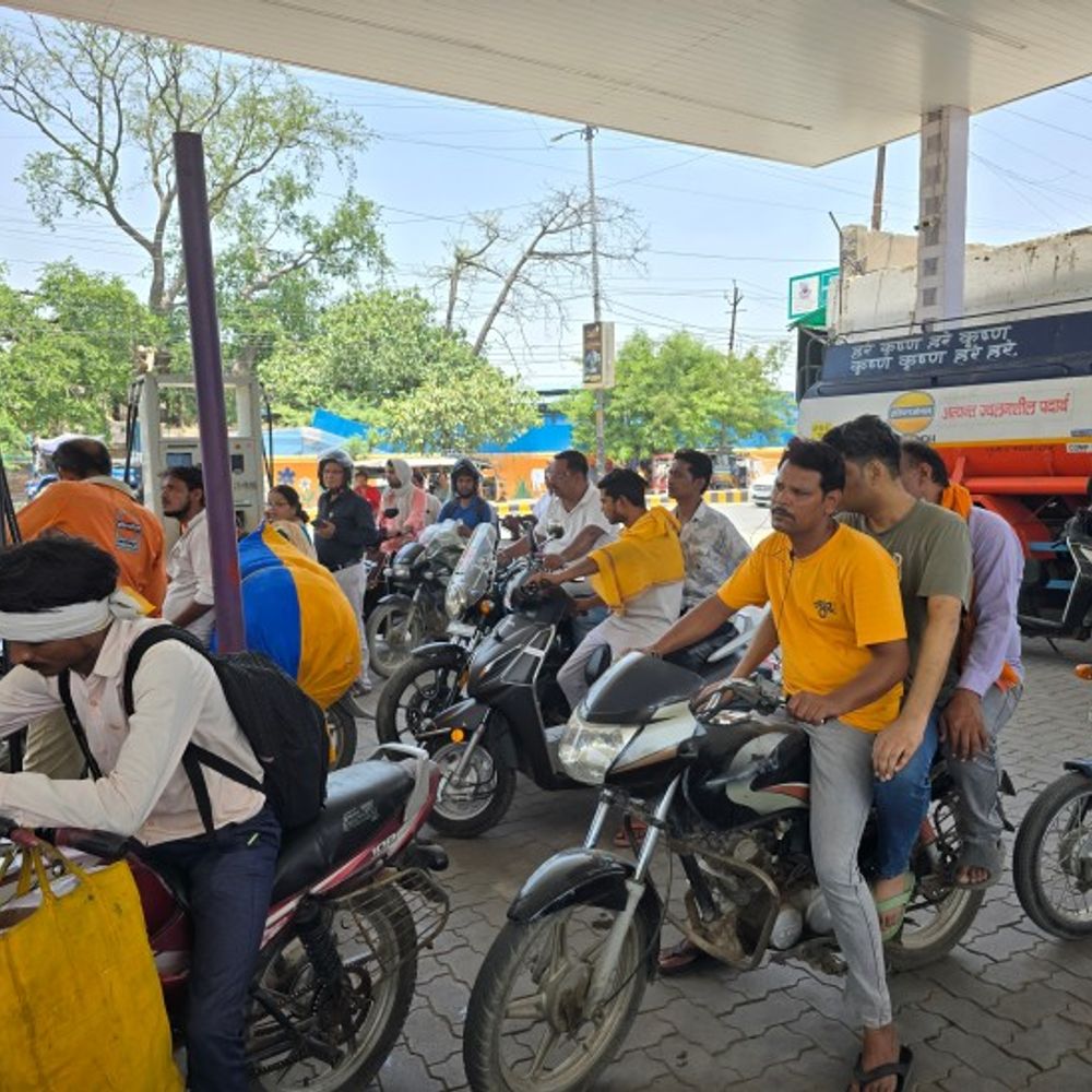 पेट्रोल-डीजल के बढ़े रेट:मथुरा में 96.99 रुपए पेट्रोल और 90.25 रुपए डीजल बिक रहा, कर्मचारी बोले- कोई दिक्कत नहीं