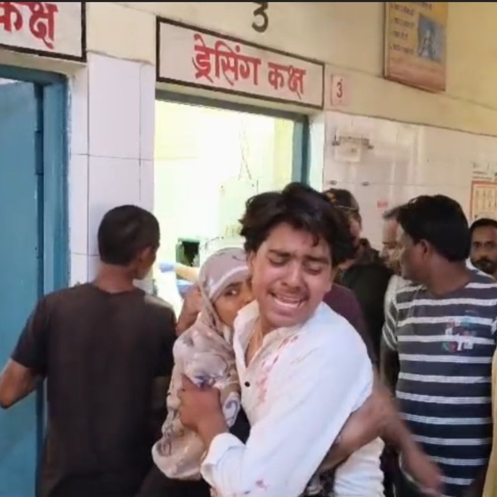 जालौन में सड़क हादसे में किशोरी की मौत:मां के सामने बेटी ने तोड़ा दम, मां-बेटा गंभीर घायल
