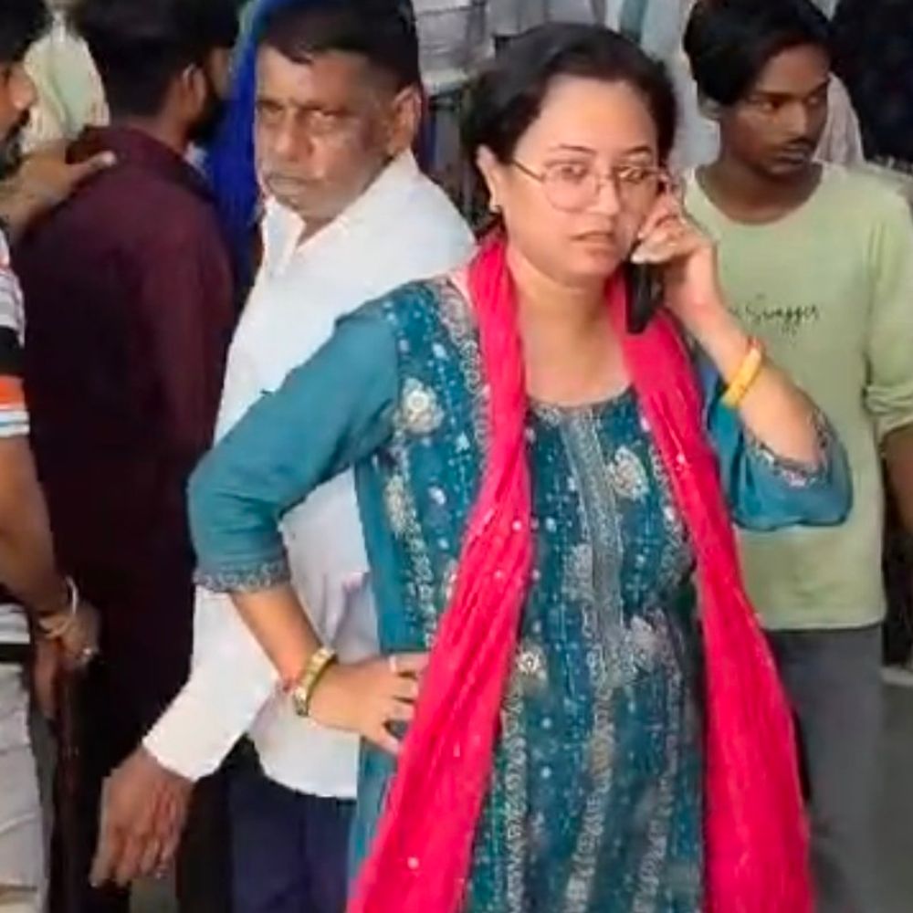 कानूनगो हरि शंकर वर्मा की सड़क हादसे में मौत:बाराबंकी में ट्रक ने बाइक को मारी टक्कर, मुंशी घायल; DM-SDM अस्पताल पहुंचे