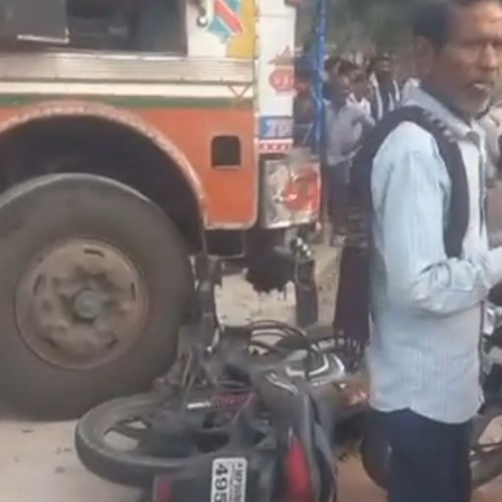 टीकमगढ़ में ट्रक की टक्कर से दो की मौत:रिश्तेदार से मिलकर आ रहे थे बाइक सवार, रानीपुर तिराहे के पास हादसा