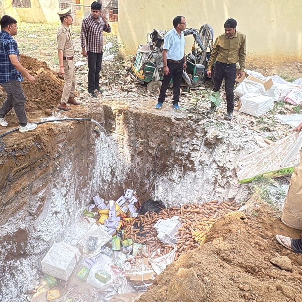 हापुड़ में विस्फोटक सामग्री नष्ट:  कोर्ट की अनुमति से गड्ढा खोदकर किया गया निस्तारण – Hapur News