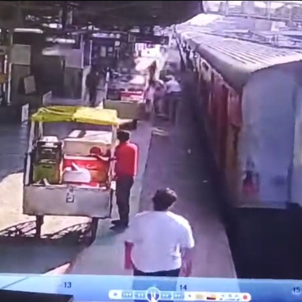 बैतूल स्टेशन पर गोंडवाना एक्सप्रेस से गिरी महिला:  चलती गाड़ी में चढ़ने की कर रही थी कोशिश, RPF जवान ने बचाया – Betul News