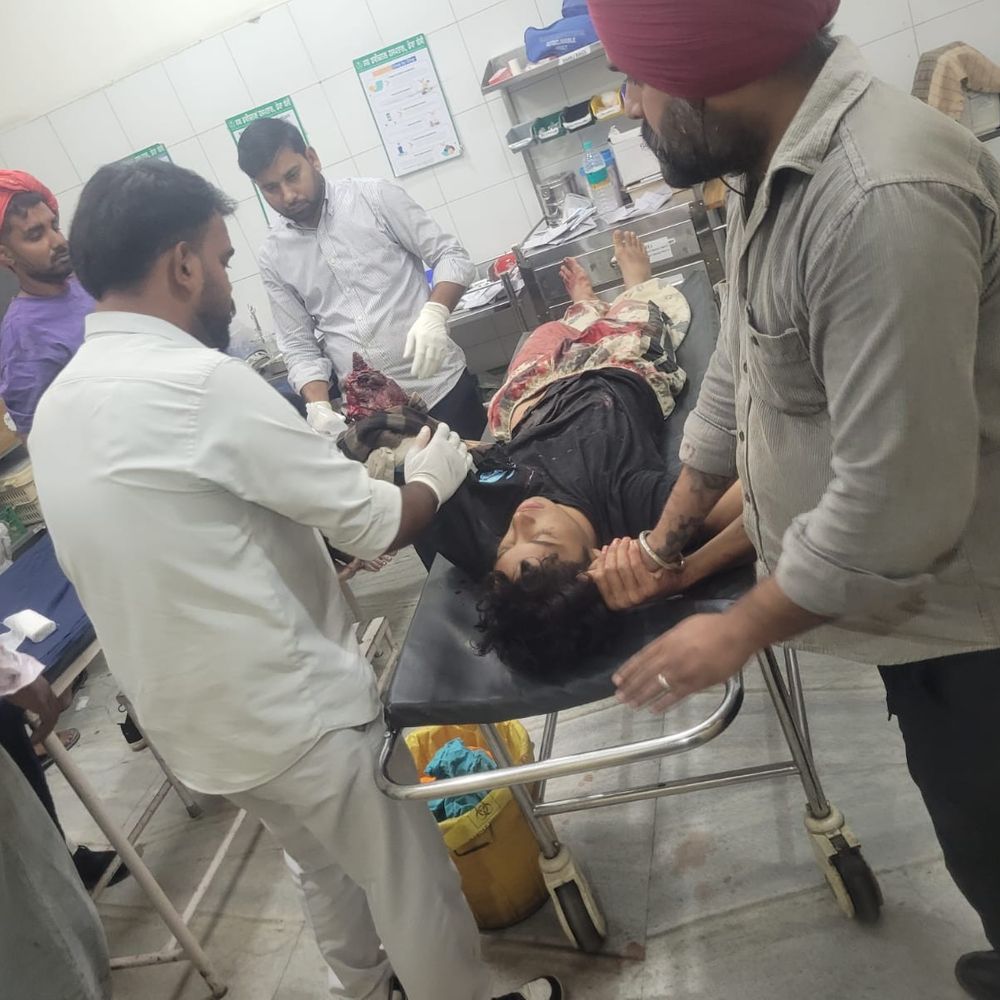 मोहाली में हिमाचल से दिल्ली जा रही बस पलटी:  20 से अधिक यात्री घायल, एक युवक बस के नीचे आया, पुलिस जांच में जुटी – Mohali News