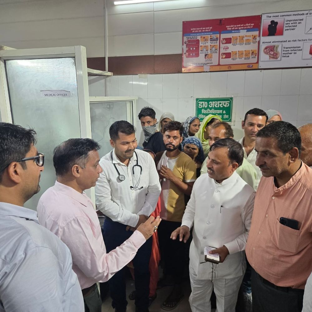 हापुड़ में विधायक ई-रिक्शा से CHC पहुंचे:मरीजों का हालचाल जाना, स्वास्थ्य सेवाओं की समीक्षा की