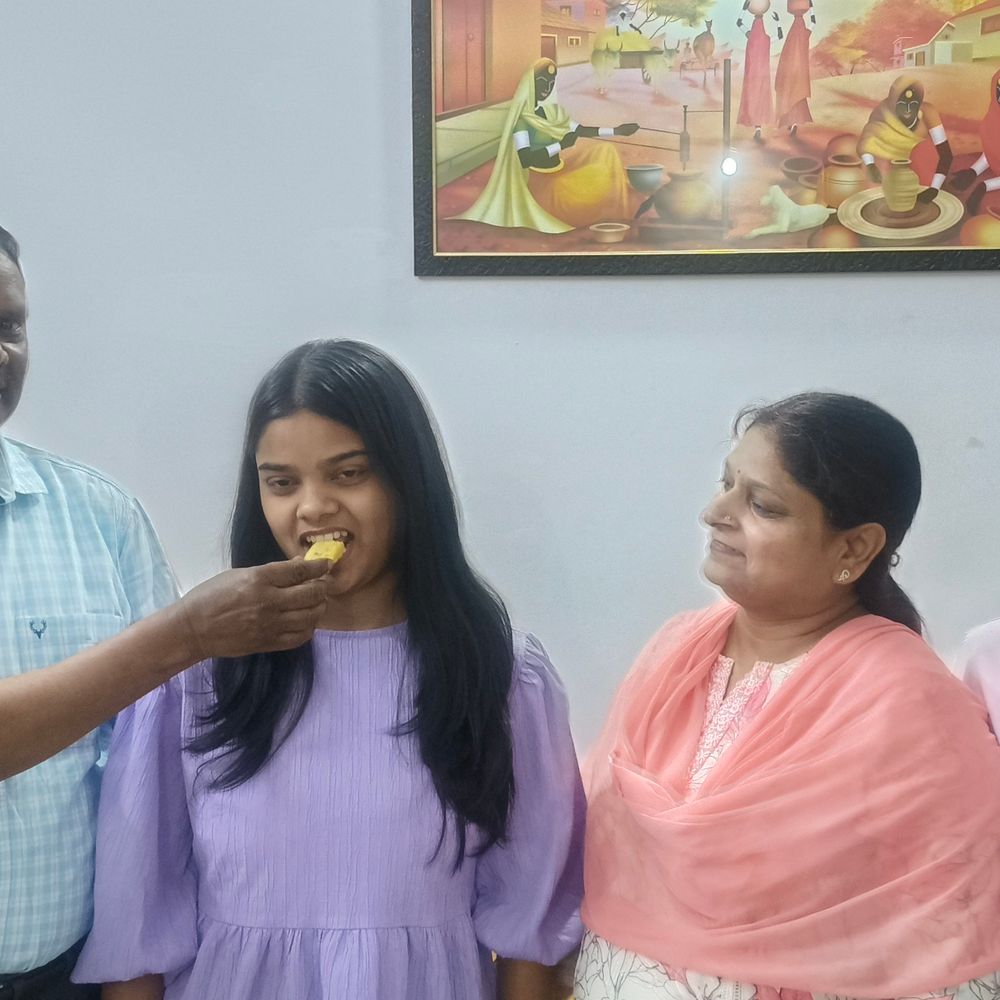एडीजे की बेटी अनुष्का ने जिले में किया टॉप:बुलंदशहर में बोलीं- पिता की तरह जज बनकर पीड़ितों को न्याय दिलाना चाहती हूं