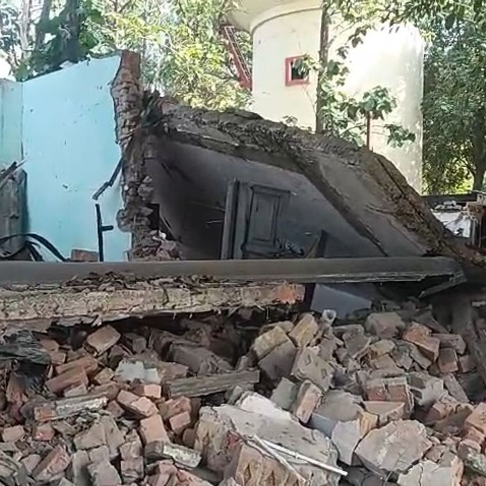 पीलीभीत में नगर पालिका ने बुलडोजर से ढहाया EO आवास:  बीते दिनों सपा के कब्जे से खाली कराया गया था भवन – Pilibhit News