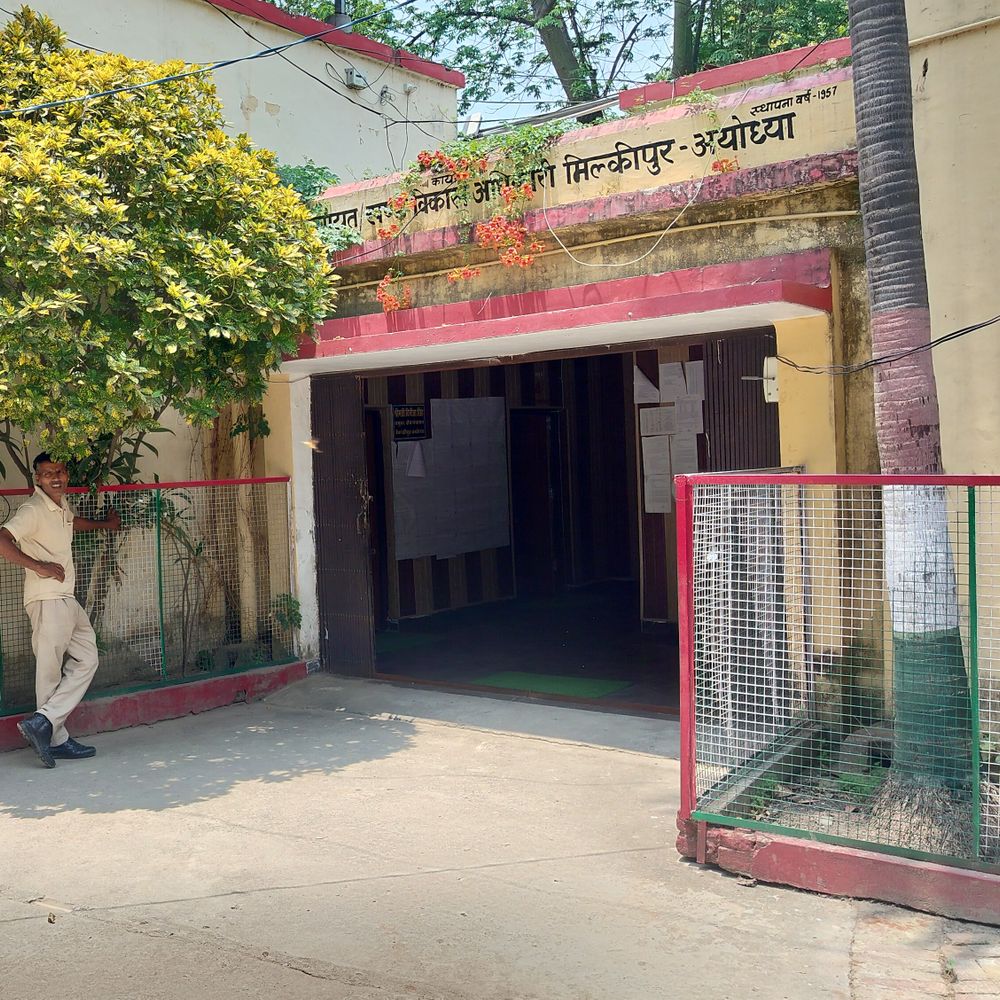 मिल्कीपुर में लोगों को बाहर से खरीदना पड़ बोतलबंद पानी:गर्म पानी और गंदे हैंडपंप से लोग हुए परेशान