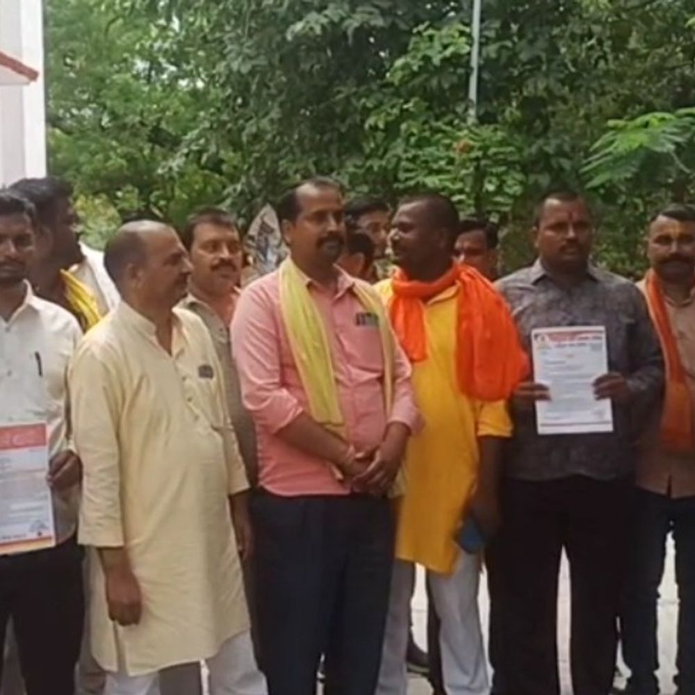 सपा प्रवक्ता राजकुमार भाटी की टिप्पणी पर बहराइच में विरोध:ब्राह्मण संगठनों ने की कार्रवाई की मांग, डीएम को सौंपा ज्ञापन