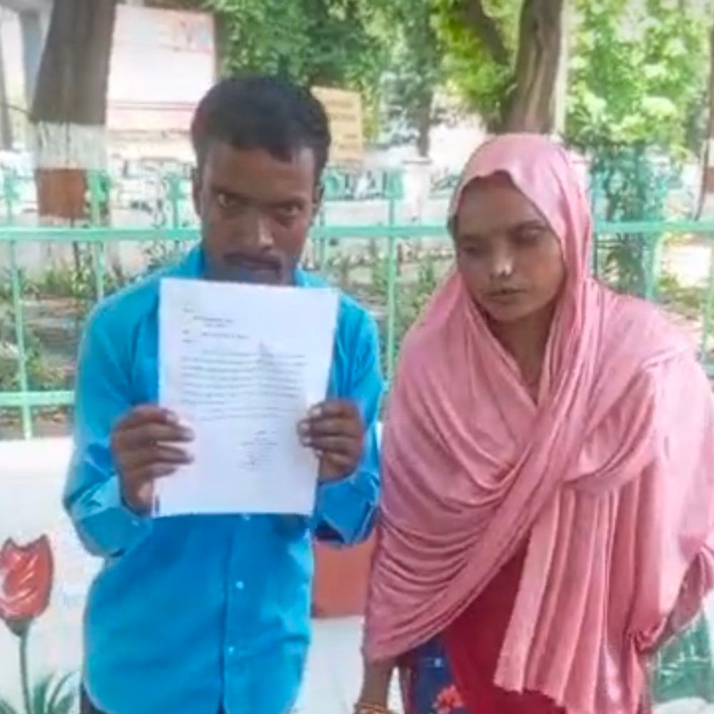 राशन-कार्ड के लिए दिव्यांग दम्पति ने डीएम से लगाई गुहार:बलिया में सरकारी राशन का लाभ नहीं मिल रहा, प्रार्थना पत्र सौंपा