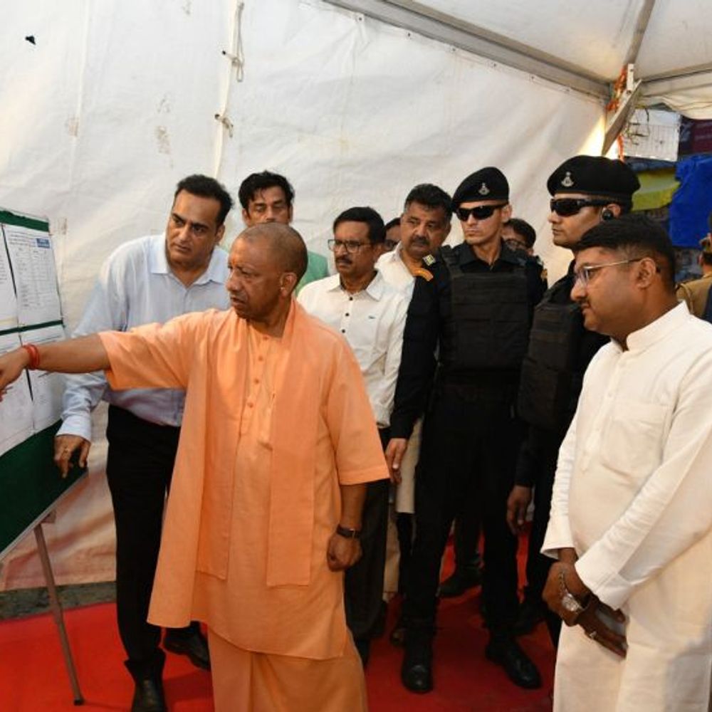 सड़क चौड़ीकरण में बाधित न हो यातायात:  CM योगी ने सड़क निर्माण का निरीक्षण किया – Gorakhpur News