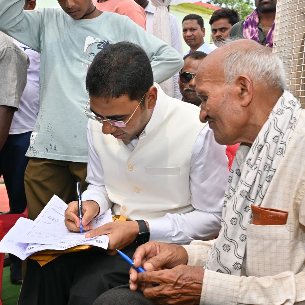 कलेक्टर ने बुजुर्ग के लिए खुद लिखा आवेदन:  पलारी में अतिक्रमण और रास्ता विवाद सुलझाया, दो घंटे में मिला समाधान – baloda bazar News