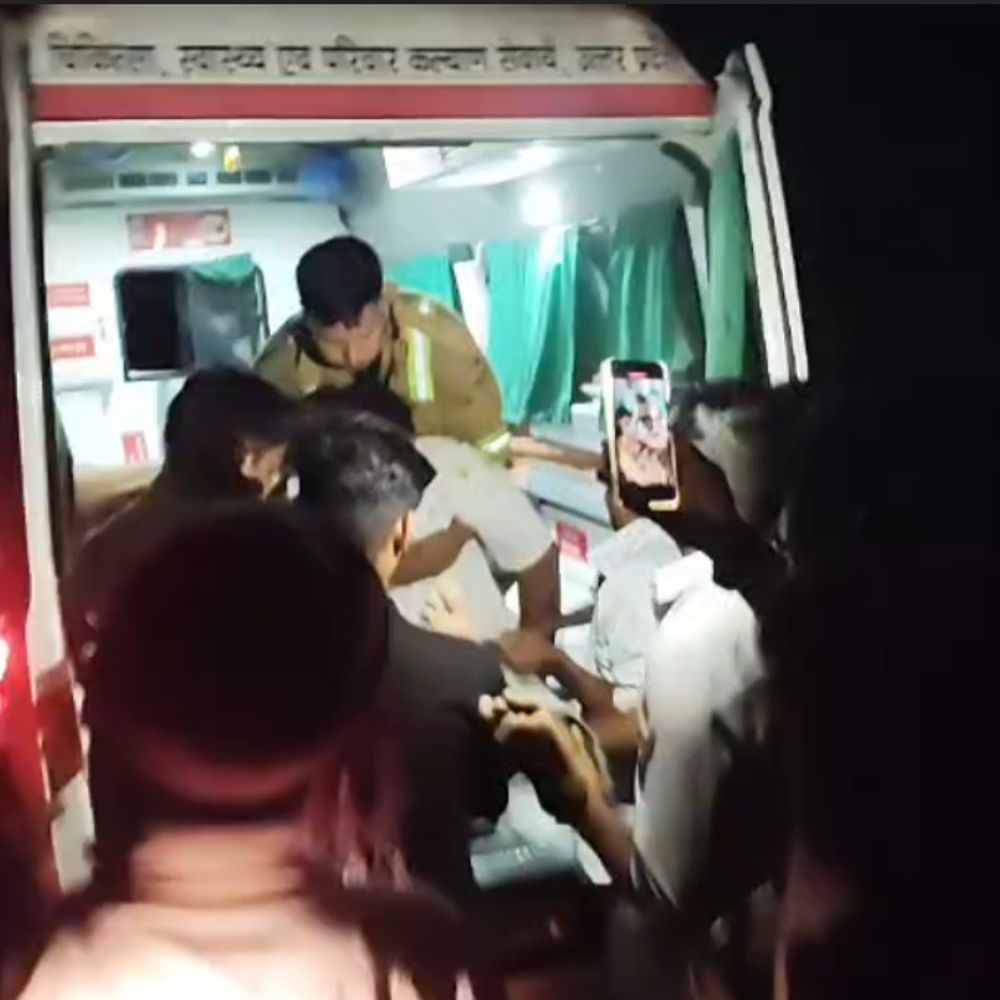 जालौन में कार पेड़ से टकराकर खाई में पलटी:हादसे में दो की मौत, दो गंभीर रूप से घायल