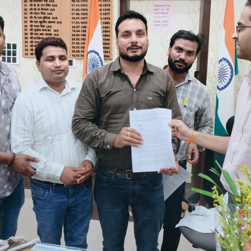 देवरिया में जूनियर इंजीनियर संगठन ने सौंपा ज्ञापन:विद्युत व्यवस्था की समस्याओं और दंडात्मक कार्रवाई पर उठाई मांग