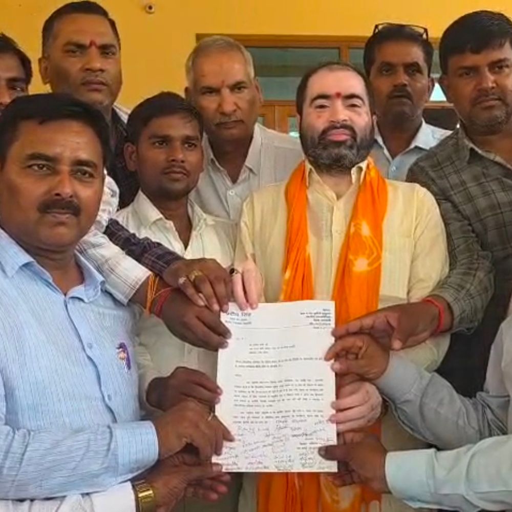 यूपी में ग्राम प्रधानों ने उठाई कार्यकाल बढ़ाने की मांग:बाराबंकी में प्रतिनिधिमंडल से मुलाकात, राज्यमंत्री सतीश शर्मा ने दिया आश्वासन