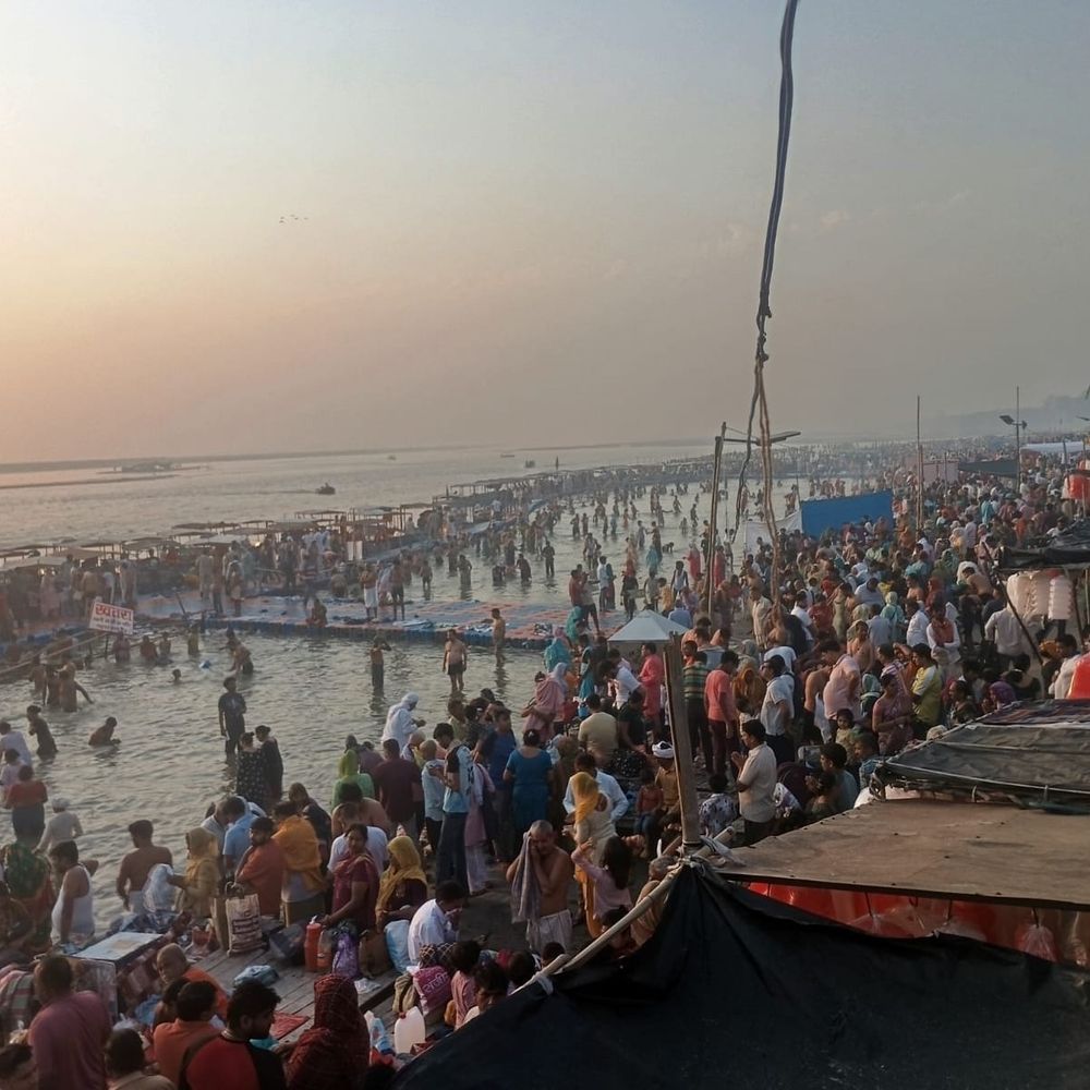 अमरोहा में वट अमावस्या पर हजारों श्रद्धालुओं ने लगाई डुबकी:बृजघाट और तिगरी गंगा धाम में उमड़ी भक्तों की भीड़