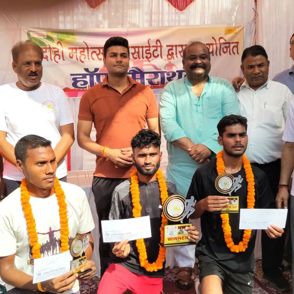 भदोही महोत्सव मैराथन के विजेता पुरस्कृत:  अपर पुलिस अधीक्षक ने मेडल, स्मृति चिन्ह और पुरस्कार राशि देकर सम्मानित किया – Bhadohi (Sant Ravidas Nagar) News