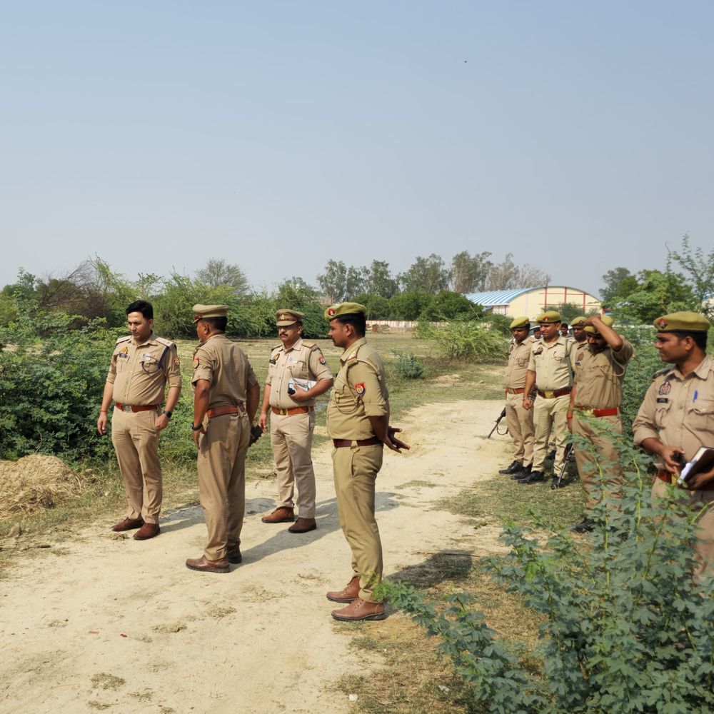 रायबरेली में रास्ते के विवाद में फायरिंग:3 को गोली लगी, 2 पुलिसकर्मी गिरफ्तार; चकरोड निर्माण को लेकर विवाद