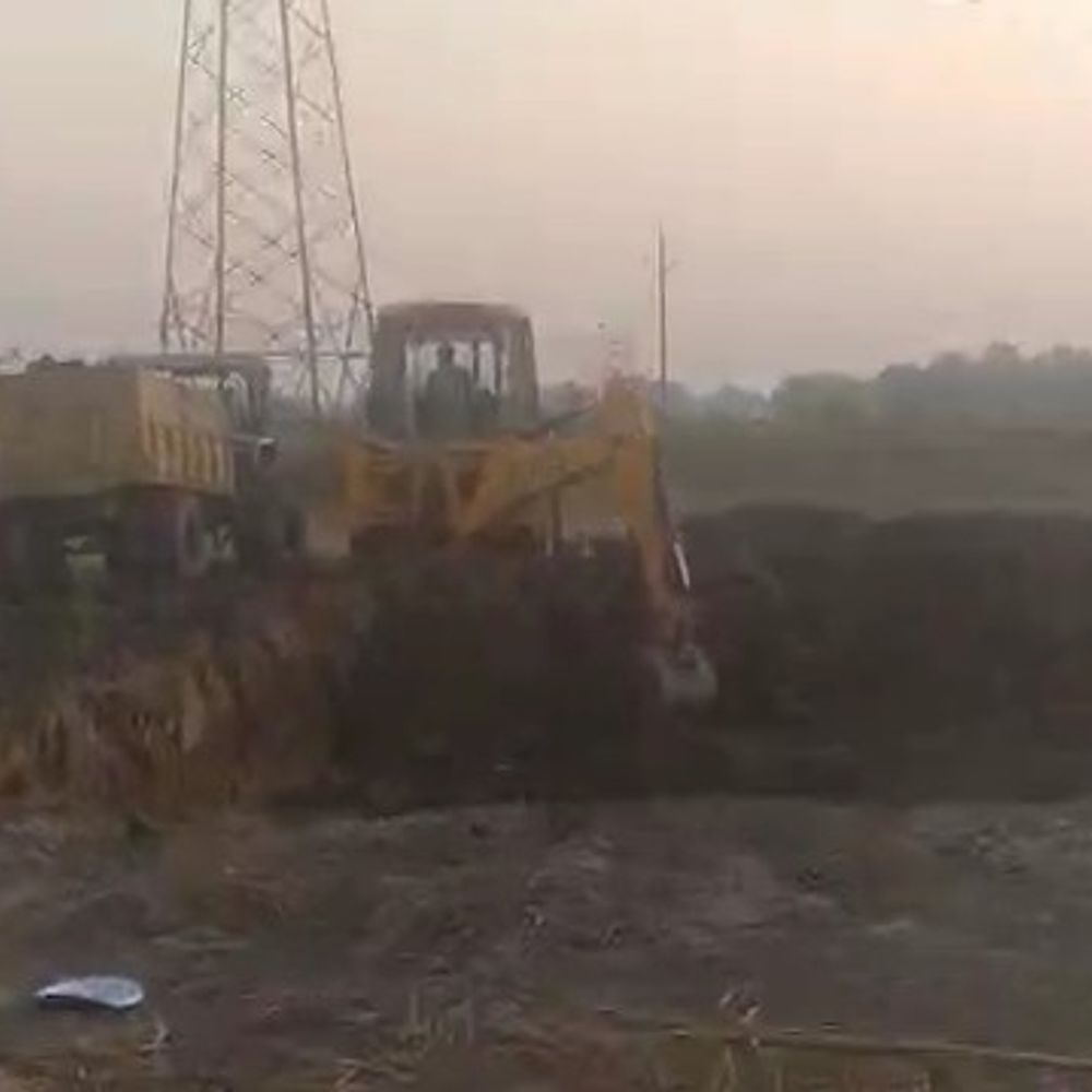 चंदौली के उकनी गांव में अवैध खनन:  सरकारी तालाब से रात में निकाली जा रही मिट्टी, सुबह होते ही काम बंद – Chandauli News