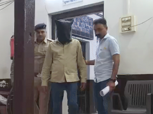 गुजरात- किरायदार ने मकान मालिक से पत्नी-बेटी का रेप कराया:  ₹2000 किराया नहीं दे पाया तो समझौता किया, 2 आरोपी गिरफ्तार