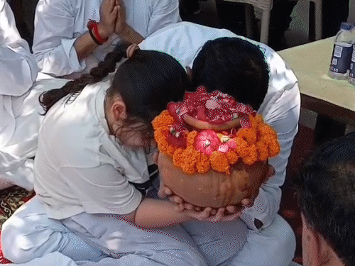प्रतीक की अस्थियां विसर्जित, अपर्णा फूट-फूटकर रोईं:हरिद्वार में बेटी ने कलश माथे से लगाया, 'आई लव पापा' का कार्ड प्रवाहित किया