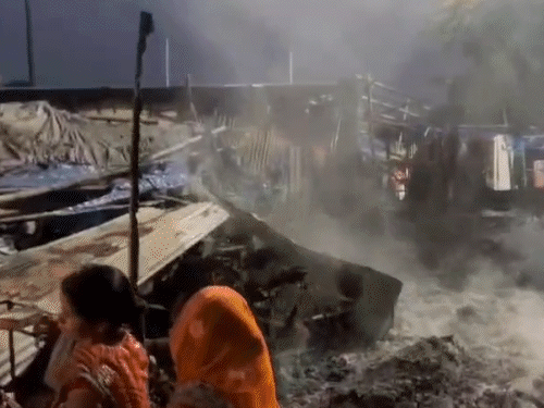 बगोदर बाजार में तीन दुकानें जलकर राख:  संकट मोचन मंदिर के पास लगी आग, देर रात मची अफरा-तफरी, शॉर्ट सर्किट की आशंका – Giridih News
