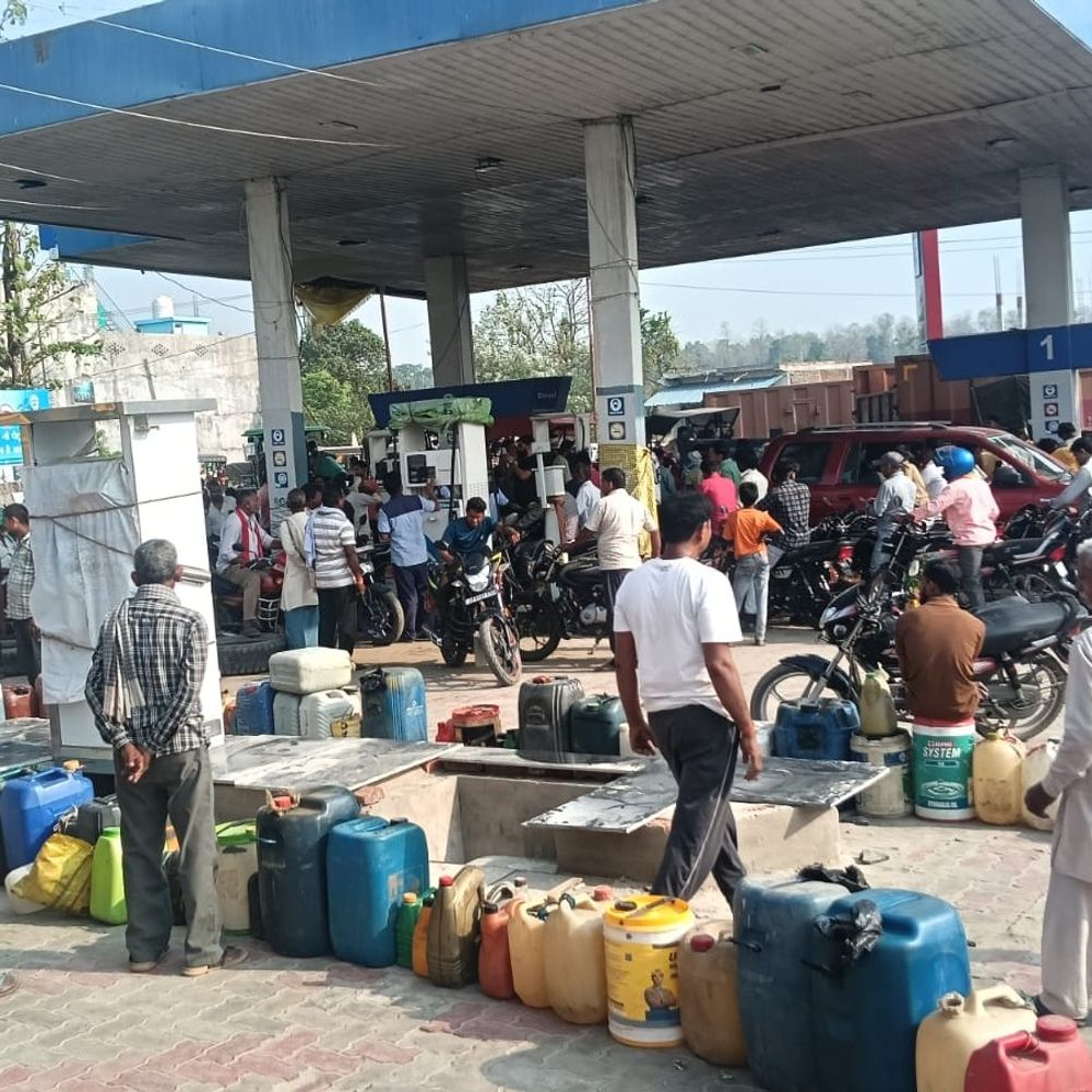 डीजल की किल्लत ने बिगाड़ी खेती की रफ्तार:महराजगंज में धान की नर्सरी व जुताई प्रभावित, किसान चिंतित