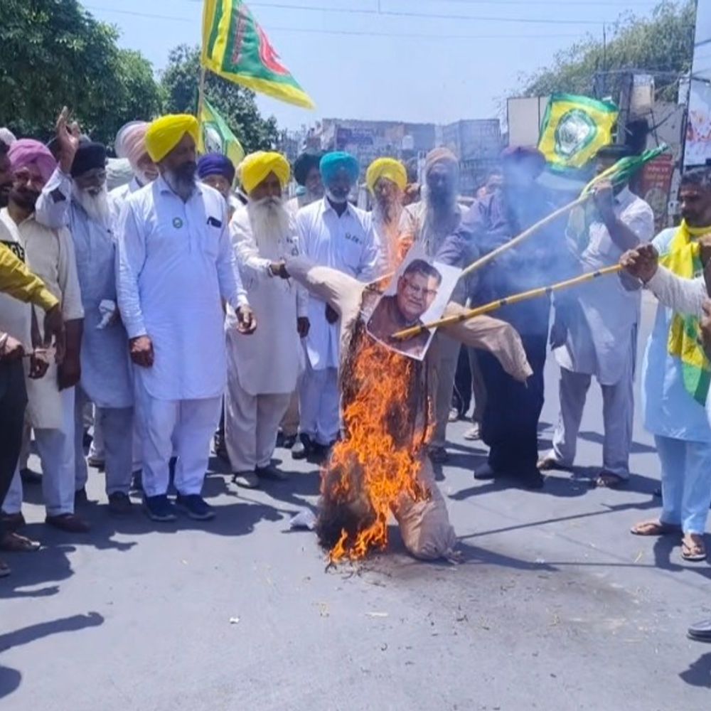 संगरूर में किसानों ने फूंका केंद्र सरकार का पुतला:  बोले-अधिकारों से वंचित किया जा रहा, पानी के मुद्दे पर पंजाब पर दबाव बनाने का आरोप – Sangrur News