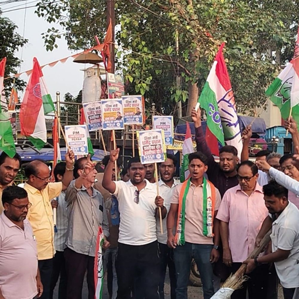 पाकुड़ में महंगाई और बेरोजगारी पर कांग्रेस का प्रदर्शन:  अटल चौक पर पीएम का किया पुतला दहन, केंद्र सरकार पर साधा निशाना – Pakur News