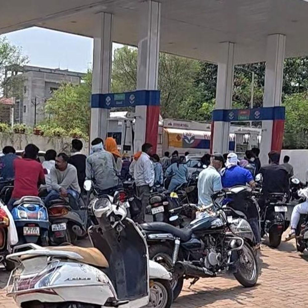 दुर्ग में 5 दिन से ज्यादा का फ्यूल स्टॉक:  फ्यूल स्टेशनों पर लगी लंबी कतारें, बॉटल में एक्स्ट्रा भरते नजर आए लोग – durg-bhilai News