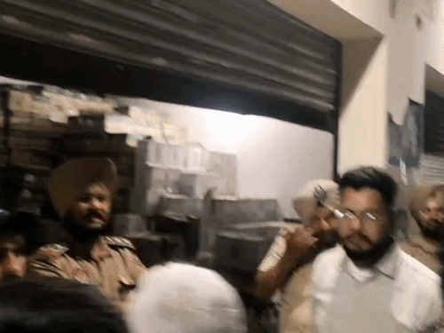 नगर-कौंसिल चुनावों से पहले पुलिस और एक्साइज-विभाग की बड़ी कार्रवाई:  अमृतसर के रतनगढ़ में तीन दुकानों से करोड़ों की विदेशी शराब बरामद – Amritsar News