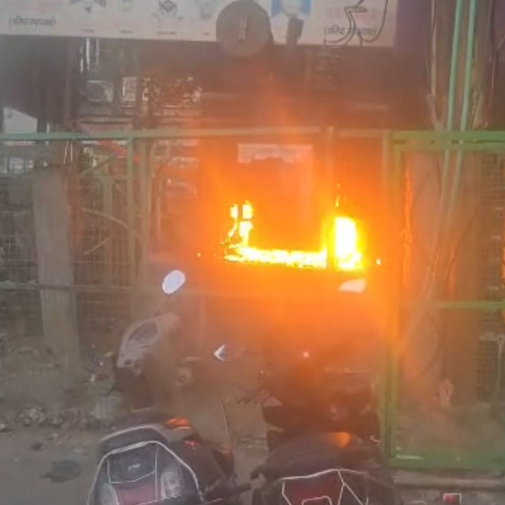 भूतनाथ मार्केट में ट्रांसफार्मर में लगी आग:राजभवन डिविजन में खंभे में आग लगी, कई इलाकों में पांच घंटे तक बिजली गुल
