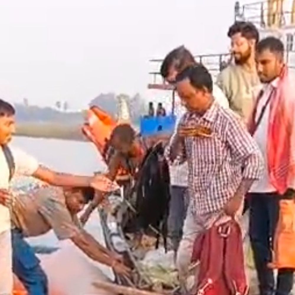 बीच नदी में बंद हुई 40 यात्रियों से भरी नाव:  घबरा कर मदद के लिए शोर मचाने लगे लोग, एसडीआरएफ की टीम ने किया रेस्क्यू – Bhagalpur News