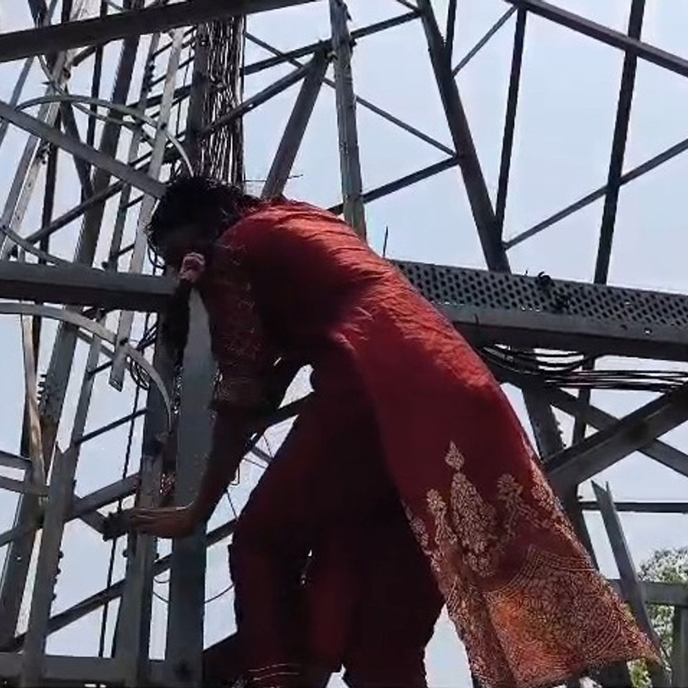 पुलिस हिरासत में प्रेमी, छुड़ाने के लिए टावर चढ़ी प्रेमिका:  धनबाद में डेढ़ घंटे चला हाई-वोल्टेज ड्रामा, शादी कराने की करती रही मांग – Dhanbad News