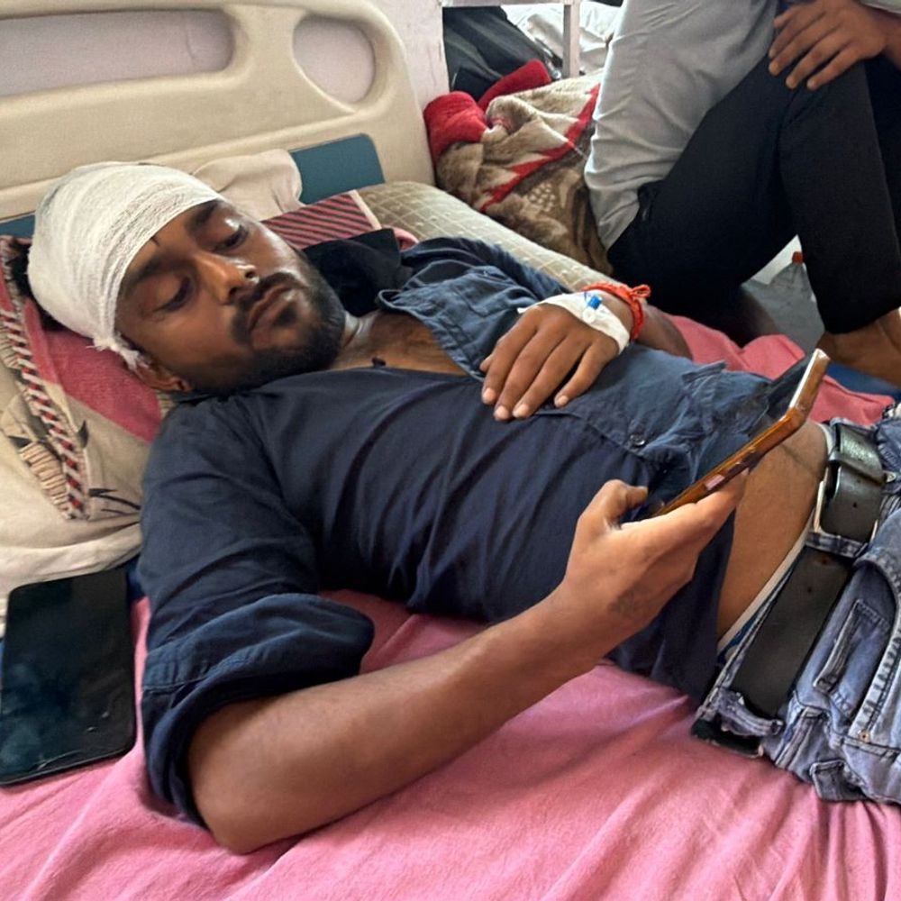 दबंगों ने पुरानी रंजिश में घर में तोड़फोड़ की:रामपुर में मारपीट कर कारें तोड़ीं, 40 हजार रुपए चोरी का आरोप