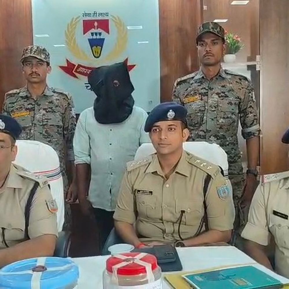 चतरा में 25 लाख की अफीम के साथ तस्कर गिरफ्तार:  भागने की कोशिश में दबोचा गया, थैले से 4 किलो अफीम और मिलावटी सामग्री बरामद – Chatra News