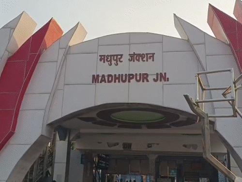 जसीडीह रूट पर मेगा ब्लॉक से रेल परिचालन प्रभावित:  रक्सौल-हावड़ा एक्सप्रेस 8.5 घंटे लेट, स्टेशनों पर उमड़ी भीड़, यात्रियों को हुई भारी परेशानी – Deoghar News