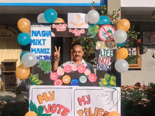 मंडी में सीनियर सिटिजन वोटरों का तिलक लगाकर वेलकम:  सेल्फी पॉइंट आकर्षण का केंद्र बना, मतदान केंद्रों के बाहर लगी लंबी लाइनें – Mandi (Himachal Pradesh) News