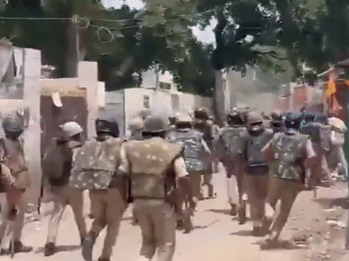 लखनऊ में वकीलों पर लाठीचार्ज, पथराव:कोर्ट के बाहर चैंबर पर बुलडोजर चलता देख भड़के; पुलिस ने खदेड़ा