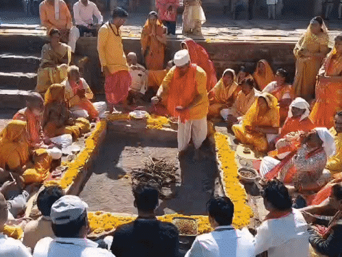 भोजशाला को गंगाजल-गोमूत्र से शुद्ध कर स्थापित की अखंड ज्योत:पहली बार गर्भगृह में रंगोली सजाकर की वाग्देवी की पूजा