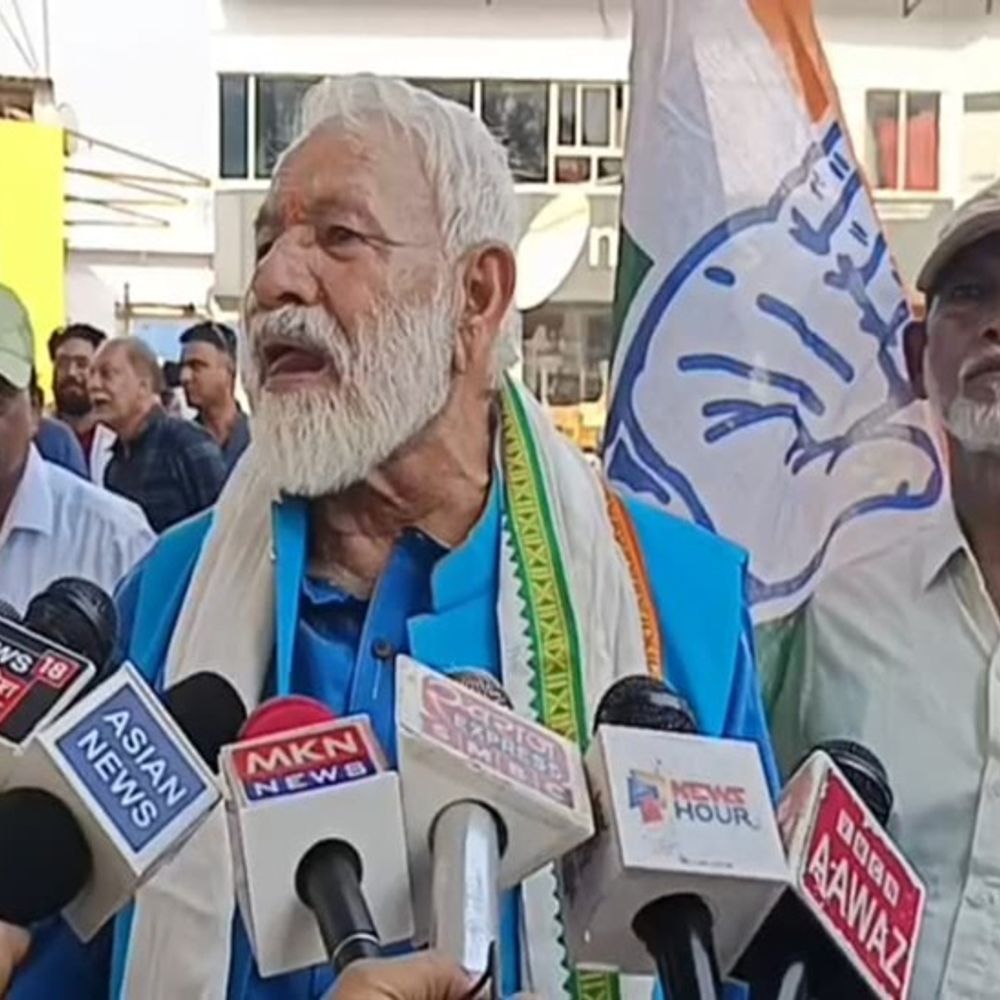 कांग्रेस का पेट्रोल पंपों पर प्रदर्शन, सरकार की विफलता गिनाई:  कांग्रेस ने कहा-पेट्रोलियम कंपनियों ने करोड़ों का मुनाफा कमाया, अब मंहगाई बम फोड़ा – Ambikapur (Surguja) News