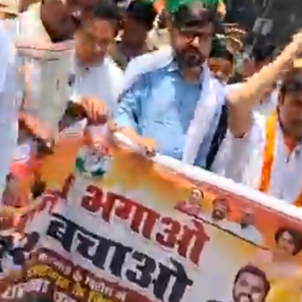 महंगाई के खिलाफ बाराबंकी में कांग्रेस का प्रदर्शन:सांसद तनुज पुनिया ने जिलाधिकारी को सौंपा ज्ञापन