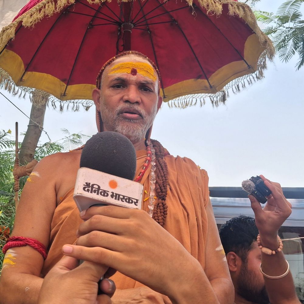 “समय रहते नहीं चेते तो तस्वीरों में दिखेंगी गाय":आजमगढ़ में शंकराचार्य अविमुक्तेश्वरानंद बोले- सरकार करनी और कथनी में भेद न करें