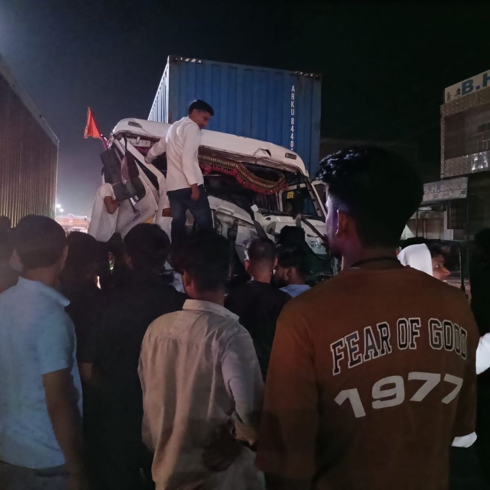 पावटा में कंटेनर की अज्ञाक वाहन से टक्कर:  ग्रामीणों ने अंदर फंसे ड्राइवर को सुरक्षित निकाला, कुछ देर लगा रहा जाम – Kotputli-Behror News