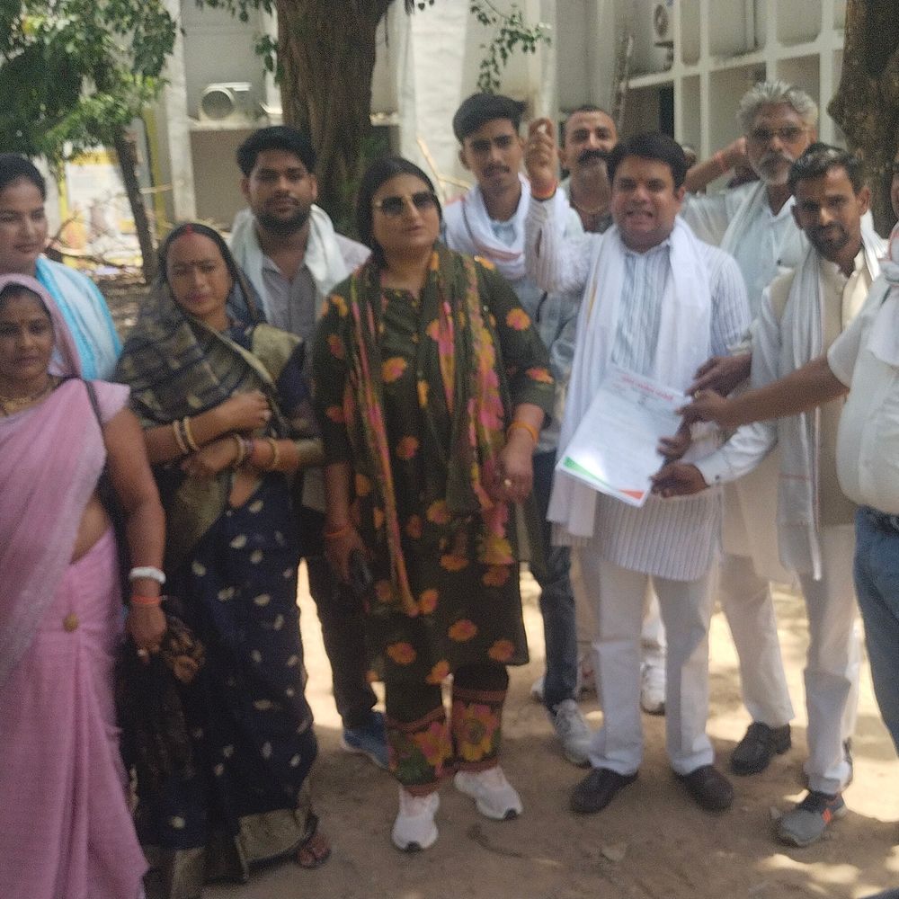 ललितपुर में कांग्रेसियों ने बढ़ती महंगाई पर किया प्रदर्शन:पेट्रोल, डीजल, गैस के बढ़ते दामों के विरोध में डीएम को सौंपा ज्ञापन