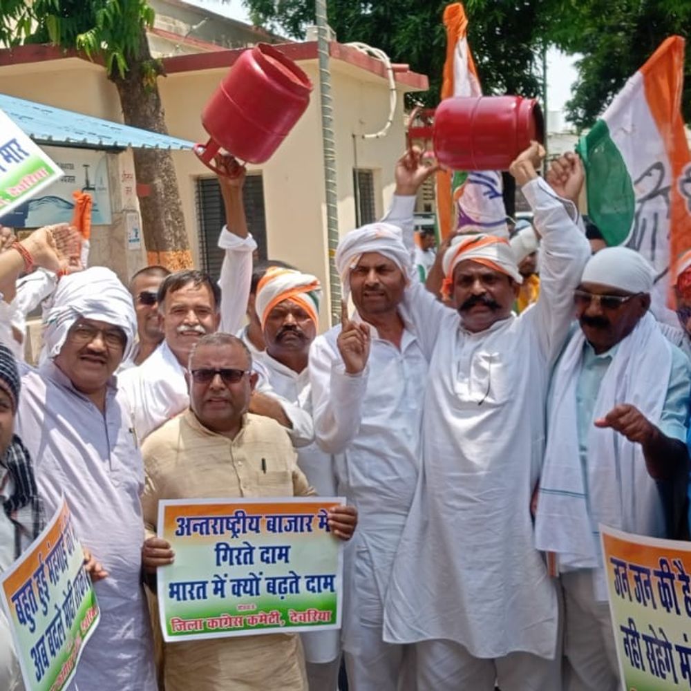पेट्रोल-डीजल की बढ़ती कीमतों के खिलाफ कांग्रेस का प्रदर्शन:देवरिया में केंद्र सरकार की नीतियों पर उठाए सवाल