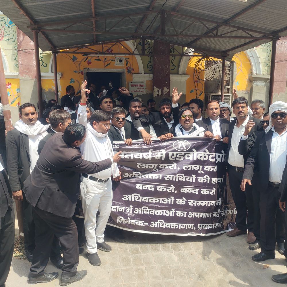 लखनऊ लाठीचार्ज के विरोध में प्रयागराज में वकीलों का प्रदर्शन:चैंबर तोड़े जाने पर सरकार के खिलाफ नाराजगी, दोबारा बनाने की मांग