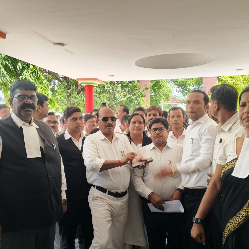 लखनऊ में अधिवक्ताओं के चैंबर ध्वस्त-लाठीचार्ज का मामला:महराजगंज बार एसोसिएशन ने राज्यपाल को सौंपा विरोध ज्ञापन