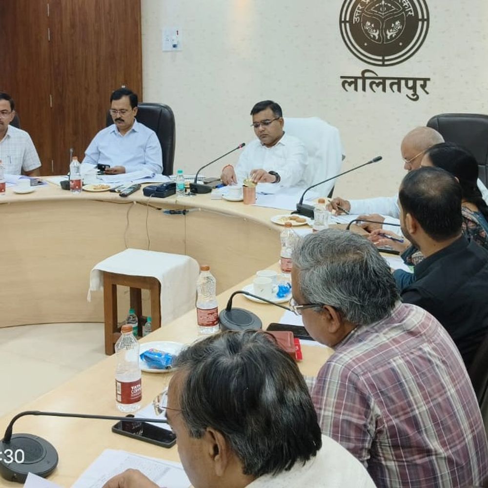 ललितपुर में डीएम की चेतावनी- अनावश्यक रेफर पर होगी जांच:राष्ट्रीय स्वास्थ्य मिशन को लेकर बैठक की, कहा- मेडिकल कॉलेज को रेफर सेंटर न बनाए