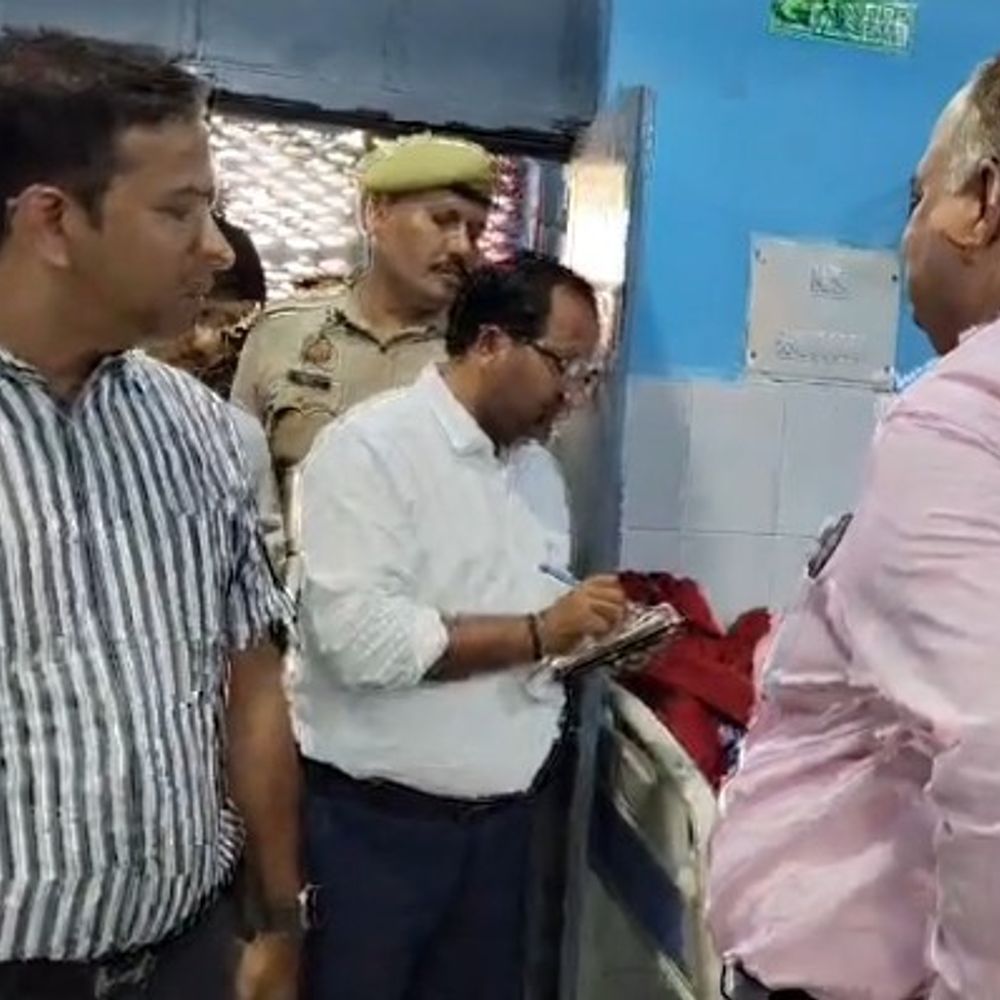डीएम ने जिला अस्पताल का निरीक्षण किया:भदोही में बढ़ती गर्मी में हीटवेव से बचाव की तैयारियों की समीक्षा