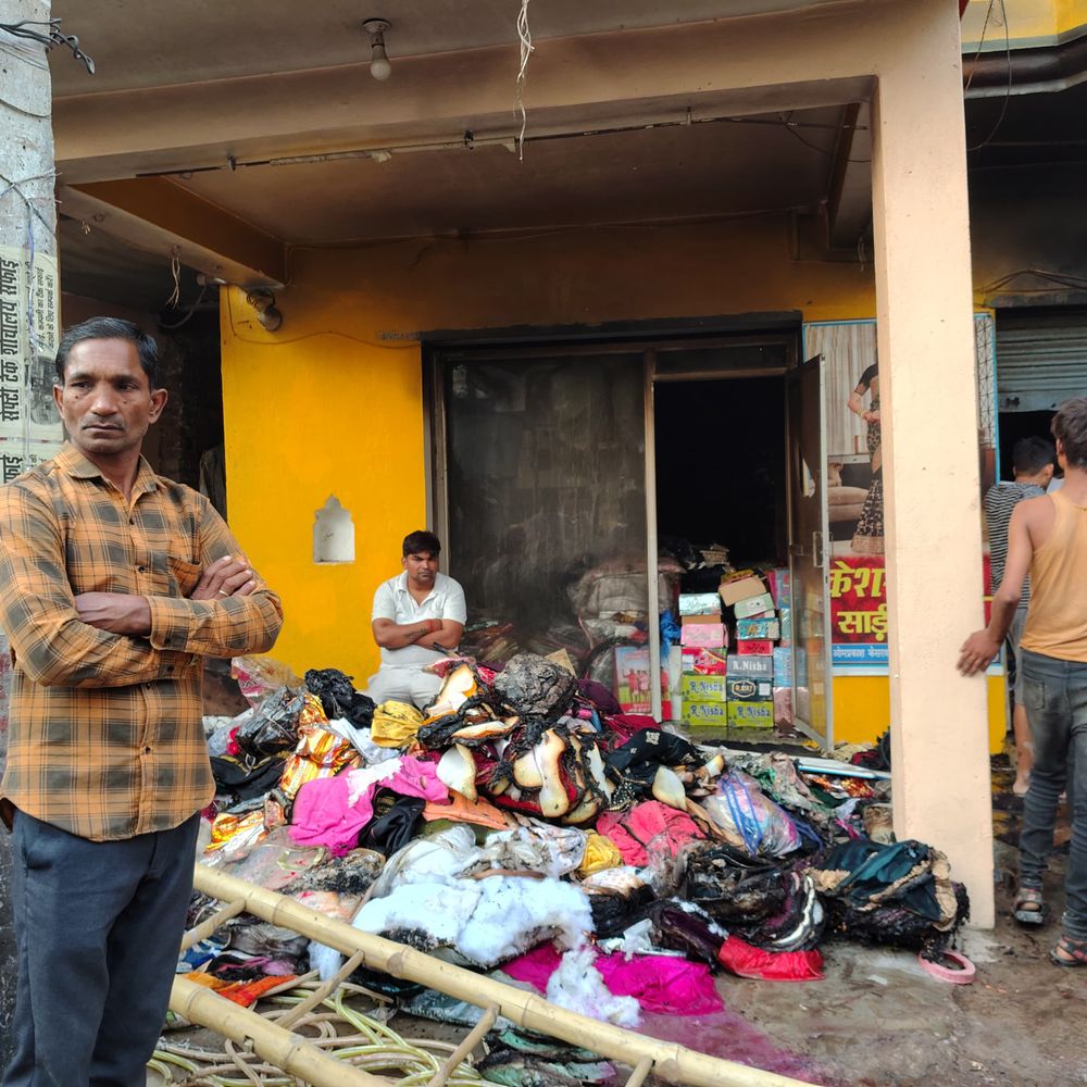 भदोही के आनंदडीह बाजार में भीषण आग:  दो मंजिला कपड़े की दुकान जलकर राख, 40 लाख का नुकसान – Bhadohi (Sant Ravidas Nagar) News